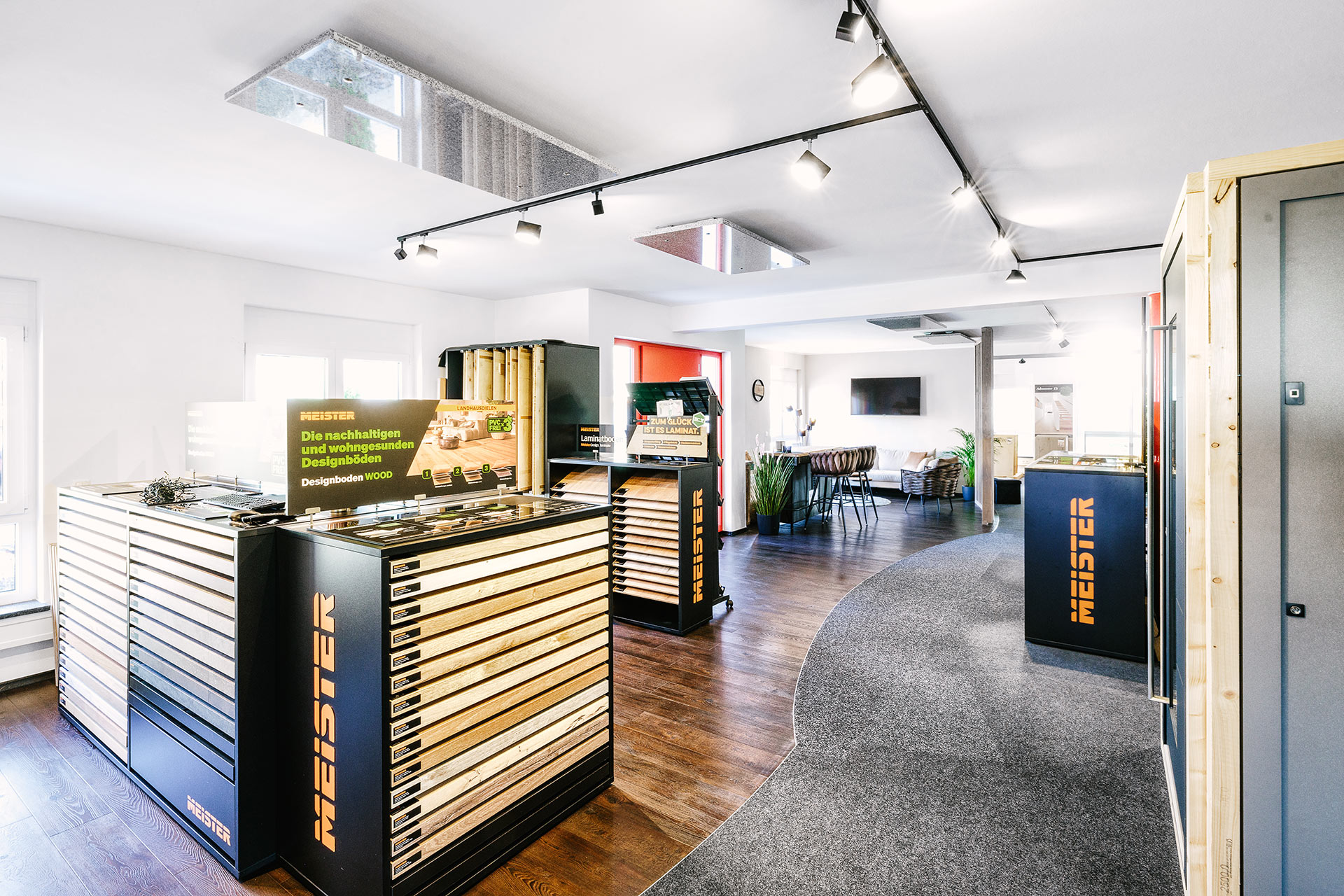 Showroom: Materialausstellung mit B&ouml;den, Fliesen und Mustern